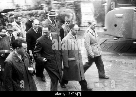 Enrico Mattei (Acqualagna, 29 aprile 1906 — Bascapè, 27 ottobre 1962) in queste foto è ritratto insieme a Raffaele Cadorna figlio del Generale Cadorna, durante una manifestazione politica di ex reduci della resistenza partigiana, di cui aveva to parte: libertà federazione daliana Stockfoto