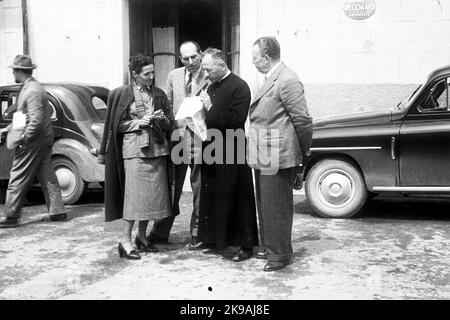 Enrico Mattei (Acqualagna, 29 aprile 1906 — Bascapè, 27 ottobre 1962) in queste foto è ritratto insieme a Raffaele Cadorna figlio del Generale Cadorna, durante una manifestazione politica di ex reduci della resistenza partigiana, di cui aveva to parte: libertà federazione daliana Stockfoto