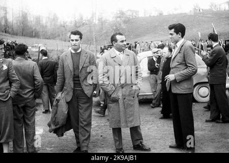 Enrico Mattei (Acqualagna, 29 aprile 1906 — Bascapè, 27 ottobre 1962) in queste foto è ritratto insieme a Raffaele Cadorna figlio del Generale Cadorna, durante una manifestazione politica di ex reduci della resistenza partigiana, di cui aveva to parte: libertà federazione daliana Stockfoto