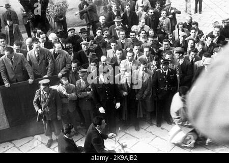 Enrico Mattei (Acqualagna, 29 aprile 1906 — Bascapè, 27 ottobre 1962) in queste foto è ritratto insieme a Raffaele Cadorna figlio del Generale Cadorna, durante una manifestazione politica di ex reduci della resistenza partigiana, di cui aveva to parte: libertà federazione daliana Stockfoto