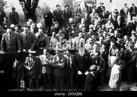 Enrico Mattei (Acqualagna, 29 aprile 1906 — Bascapè, 27 ottobre 1962) in queste foto è ritratto insieme a Raffaele Cadorna figlio del Generale Cadorna, durante una manifestazione politica di ex reduci della resistenza partigiana, di cui aveva to parte: libertà federazione daliana Stockfoto