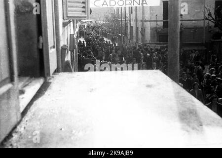 Enrico Mattei (Acqualagna, 29 aprile 1906 — Bascapè, 27 ottobre 1962) in queste foto è ritratto insieme a Raffaele Cadorna figlio del Generale Cadorna, durante una manifestazione politica di ex reduci della resistenza partigiana, di cui aveva to parte: libertà federazione daliana Stockfoto