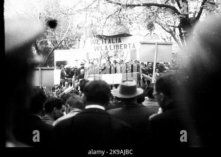 Enrico Mattei (Acqualagna, 29 aprile 1906 — Bascapè, 27 ottobre 1962) in queste foto è ritratto insieme a Raffaele Cadorna figlio del Generale Cadorna, durante una manifestazione politica di ex reduci della resistenza partigiana, di cui aveva to parte: libertà federazione daliana Stockfoto