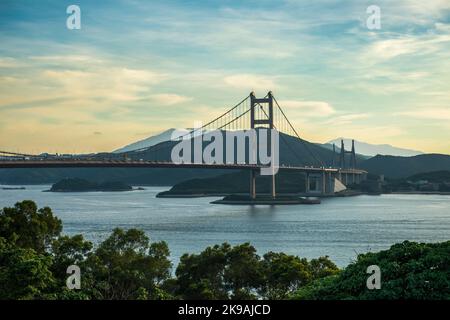 Die Brücken Tsing Ma und Kap Shui Mun verbinden die Inseln Tsing Yi und Lantau mit dem internationalen Flughafen Hongkong Stockfoto