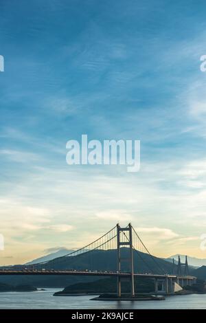 Die Brücken Tsing Ma und Kap Shui Mun verbinden die Inseln Tsing Yi und Lantau mit dem internationalen Flughafen Hongkong Stockfoto