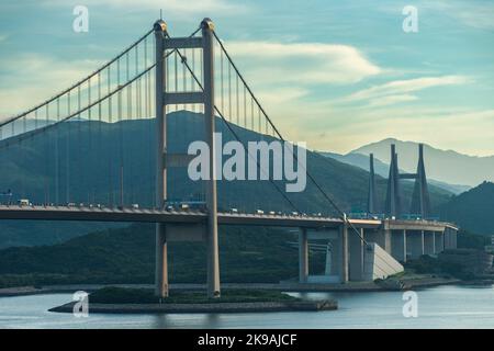 Die Brücken Tsing Ma und Kap Shui Mun verbinden die Inseln Tsing Yi und Lantau mit dem internationalen Flughafen Hongkong Stockfoto