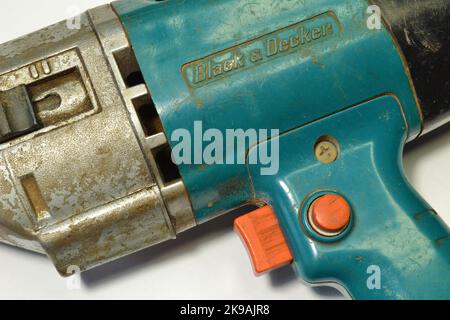 Auslöser und Verriegelungsschalter an gebrauchter elektrischer Handbohrmaschine „Black and Decker“ Stockfoto