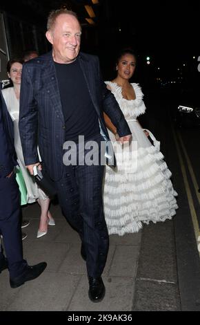 Die Mexikanerin Salma Hayek verlässt Edward Enninfuls Buchvorstellung Hand in Hand mit ihrem Mann Francois, der ein Star-übersätes Ereignis in London war. Br Stockfoto