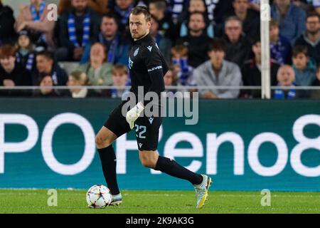 BRÜGGE, BELGIEN - 26. OKTOBER: Simon Mignolet vom Club Brugge KV läuft mit dem Ball während des Spiels der Gruppe B - UEFA Champions League zwischen dem Club Brugge KV und dem FC Porto am 26. Oktober 2022 im Jan Breydelstadion in Brügge, Belgien (Foto: Joris Verwijst/Orange Picches) Stockfoto