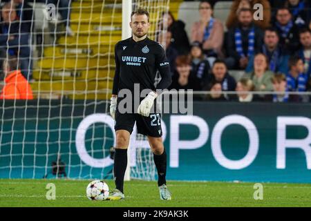 BRÜGGE, BELGIEN - 26. OKTOBER: Simon Mignolet vom Club Brugge KV läuft mit dem Ball während des Spiels der Gruppe B - UEFA Champions League zwischen dem Club Brugge KV und dem FC Porto am 26. Oktober 2022 im Jan Breydelstadion in Brügge, Belgien (Foto: Joris Verwijst/Orange Picches) Stockfoto