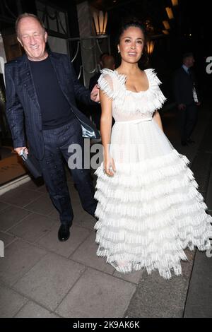 Die Mexikanerin Salma Hayek verlässt Edward Enninfuls Buchvorstellung Hand in Hand mit ihrem Mann Francois, der ein Star-übersätes Ereignis in London war. Br Stockfoto