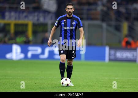 Roberto Gagliardini vom FC Internazionale kontrolliert den Ball während des UEFA Champions League-Spiel der Gruppe C zwischen dem FC Internazionale und Viktoria Plzen im Stadio Giuseppe Meazza am 26. Oktober 2022 in Mailand Italien. Stockfoto