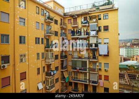 Mietshaus in Neapel, Italien. Stockfoto