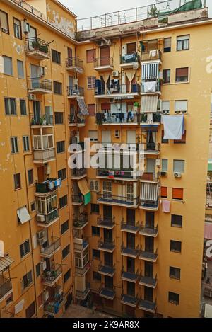 Mietshaus in Neapel, Italien. Stockfoto