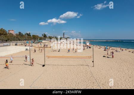 Barcelona, Katalonien, Spanien - 26. September 2022: Menschen, die Spaß am Strand von Nova Icaria in Barcelona haben. Stockfoto