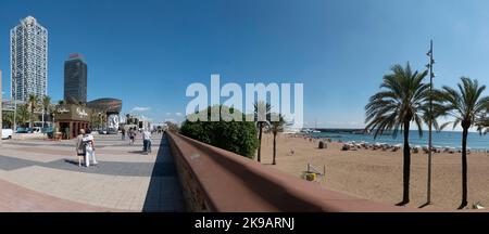 Barcelona, Katalonien, Spanien - 26. September 2022: Panoramablick auf die Promenade und den Strand von Barcelona, katalanische Hauptstadt, Spanien. Stockfoto