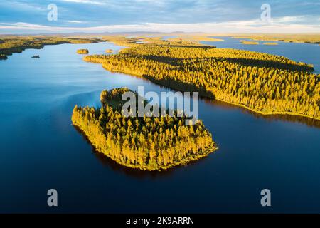 Bewaldete Insel während eines wunderschönen sommerlichen Sonnenuntergangs in Nordfinnland Stockfoto
