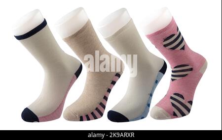 Mehrfarbige Socken in verschiedenen Designs, knielange Stricksocken. Hochauflösendes Foto auf weißem Hintergrund isoliert. Stockfoto