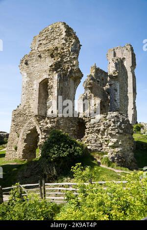 Corfe Castle, wo der Turm und der Turm Ruinen und Überreste sind, an einem schönen Sommertag mit Sonne und blauem Himmel / sonnig klaren Himmel. Dorset. VEREINIGTES KÖNIGREICH. (64) Stockfoto