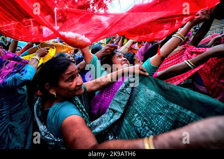 Kalkutta, Indien. 26. Oktober 2022. Hinduistische Anhänger sammeln während des Festivals verheißungsvolle Opfergaben vom Madanmohan (Lord Krishna) Tempel. Annakut oder Govardhan Puja ist ein hinduistisches Fest, bei dem eifrige Anhänger Lord Krishna eine große Vielfalt vegetarischer Speisen zubereiten und anbieten, als Zeichen der Dankbarkeit dafür, dass sie gemäß der Hindu-Mythologie vor Überschwemmungen gerettet wurden. (Foto: Avishek das/SOPA Images/Sipa USA) Quelle: SIPA USA/Alamy Live News Stockfoto