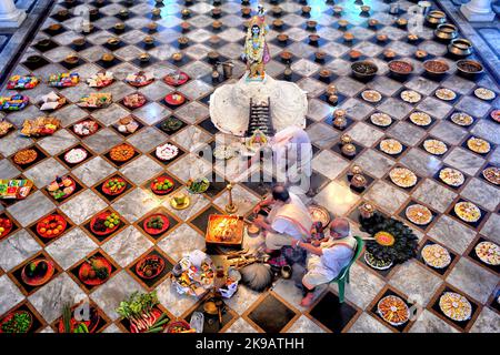 Kalkutta, Indien. 26. Oktober 2022. Hinduistische Anhänger führen anlässlich des Annakut- oder Govardhan Puja-Festivals im Naba Brindaban-Tempel in Kalkutta, Indien, verschiedene Rituale durch. Annakut oder Govardhan Puja ist ein hinduistisches Fest, bei dem eifrige Anhänger Lord Krishna eine große Vielfalt vegetarischer Speisen zubereiten und anbieten, als Zeichen der Dankbarkeit dafür, dass sie gemäß der Hindu-Mythologie vor Überschwemmungen gerettet wurden. (Foto: Avishek das/SOPA Images/Sipa USA) Quelle: SIPA USA/Alamy Live News Stockfoto