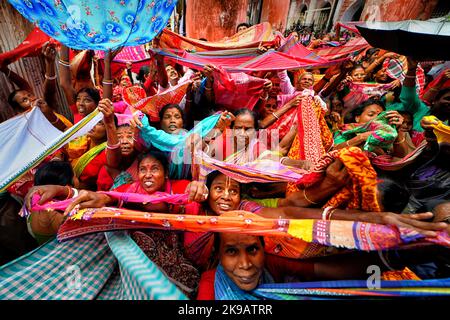 Kalkutta, Indien. 26. Oktober 2022. Hinduistische Anhänger sammeln während des Festivals verheißungsvolle Opfergaben vom Madanmohan (Lord Krishna) Tempel. Annakut oder Govardhan Puja ist ein hinduistisches Fest, bei dem eifrige Anhänger Lord Krishna eine große Vielfalt vegetarischer Speisen zubereiten und anbieten, als Zeichen der Dankbarkeit dafür, dass sie gemäß der Hindu-Mythologie vor Überschwemmungen gerettet wurden. (Foto: Avishek das/SOPA Images/Sipa USA) Quelle: SIPA USA/Alamy Live News Stockfoto