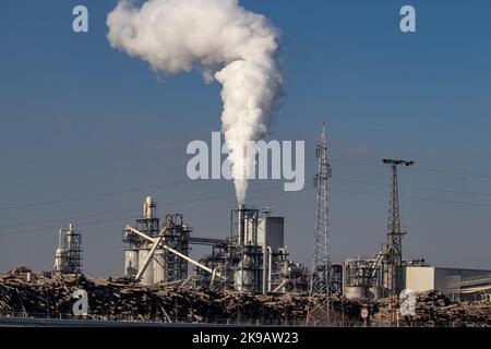 Stadtverschmutzung vermischt mit Morgennebel, Industriekamine rund um Belgrad, eine der am stärksten verschmutzten Stadtlandschaften Europas Stockfoto