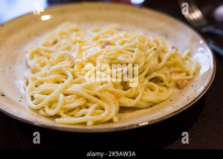 Portion Spaghetti Carbonara auf einem Teller in einem Restaurant Stockfoto