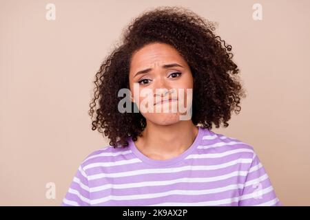 Nahaufnahme Foto von jungen liebenswert wunderschöne Mädchen lustig traurig Grimace Oops Fehler gescheitert Fahrtest isoliert auf beige Farbe Hintergrund Stockfoto