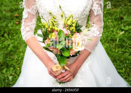 Brautstrauß in den Händen der Braut. Stockfoto