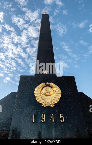 Banska Bystrica, Slowakei - 5. Oktober 2022:Denkmal der Helden der sowjetischen und rumunischen Armee aus dem Zweiten Weltkrieg Stockfoto