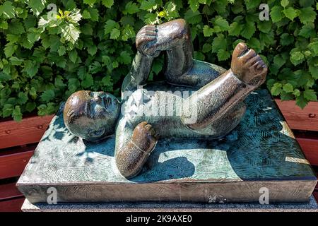 In Vigelandsanlegget zeigt eine Bronzeskulptur ein Baby auf dem Rücken. Vigeland Skulpturenpark, Intarallation, Vigeland Park, Frogner Park, Oslo Stockfoto