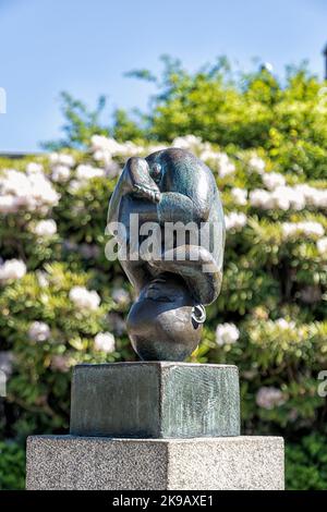 In Vigelandsanlegget zeigt eine Bronzeskulptur ein Baby, das auf dem Kopf steht. Vigeland Sculpture Park Vigeland Park, Frogner Park, Oslo, Norwegen Stockfoto