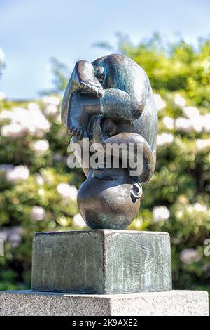 In Vigelandsanlegget zeigt eine Bronzeskulptur ein Baby, das auf dem Kopf steht. Vigeland Sculpture Park Vigeland Park, Frogner Park, Oslo, Norwegen Stockfoto