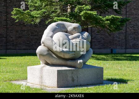 Zwei verflochtene Steinskulpturen vor dem Vigeland-Museum. Vigeland Sculpture Park, Intarallation, Vigeland Park, Frogner Park, Oslo, Norwegen Stockfoto