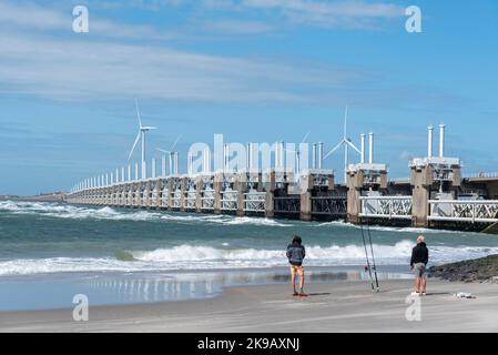 Angler am Banjaard Beach vor der Oosterschelde-Barriere, Kamperland, Zeeland, Niederlande, Europa Stockfoto