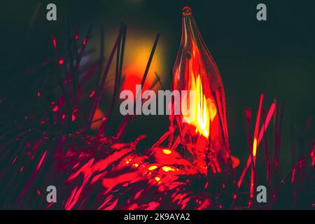 Weihnachtslicht glänzte auf geschmücktem weihnachtsbaum. Stockfoto