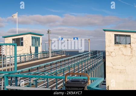 Den Helder, Niederlande. Oktober 2022. Warten auf die Fähre nach Texel. Hochwertige Fotos Stockfoto