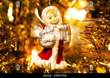 Weihnachtsengel auf christbaumzweig.Weihnachtsdekoration Stockfoto
