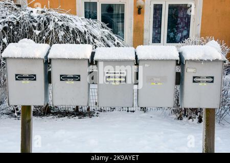 In der Wintersaison Briefkästen vor Wohnhäusern Stockfoto