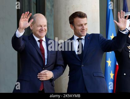 Paris, Frankreich. 26. Oktober 2022. Der französische Präsident Emmanuel Macron (R) begrüßt den deutschen Bundeskanzler Olaf Scholz bei seiner Ankunft am 26. Oktober 2022 im Elysée-Palast in Paris. Kredit: Rit Heize/Xinhua/Alamy Live Nachrichten Stockfoto