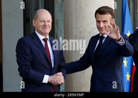 Paris, Frankreich. 26. Oktober 2022. Der französische Präsident Emmanuel Macron (R) begrüßt den deutschen Bundeskanzler Olaf Scholz bei seiner Ankunft am 26. Oktober 2022 im Elysée-Palast in Paris. Kredit: Rit Heize/Xinhua/Alamy Live Nachrichten Stockfoto