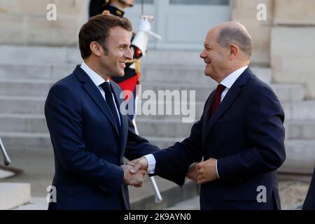 Paris, Frankreich. 26. Oktober 2022. Der französische Präsident Emmanuel Macron (L) begrüßt den deutschen Bundeskanzler Olaf Scholz bei seiner Ankunft am 26. Oktober 2022 im Elysée-Palast in Paris. Kredit: Rit Heize/Xinhua/Alamy Live Nachrichten Stockfoto