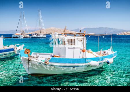 Halki, Griechenland - 6. Juli 2022: Fischerboot im Hafen auf der Insel Chalki (Chalki) in Griechenland Stockfoto