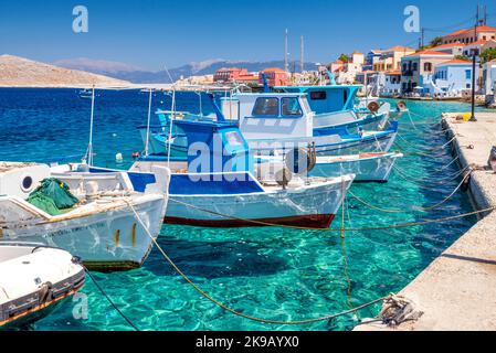 Halki, Griechenland - 6. Juli 2022: Fischerboote im Hafen auf der Insel Chalki (Chalki) in Griechenland Stockfoto
