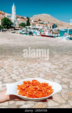 Frische Halki-Garnelen auf weißem Teller. Stockfoto