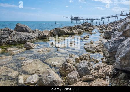 San Vito Chietino - 07-08-2022: Der schöne Strand von Calata Turchina mit kristallklarem und blauem Meer und dem Trabocco im Hintergrund Stockfoto