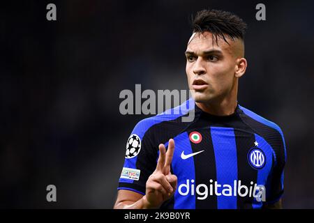 Mailand, Italien. 26. Oktober 2022. Lautaro Martinez vom FC Internazionale ist während des UEFA Champions League Fußballspiels zwischen dem FC Internazionale und dem FC Viktoria Plzen mit Gesten beschäftigt. Kredit: Nicolò Campo/Alamy Live Nachrichten Stockfoto