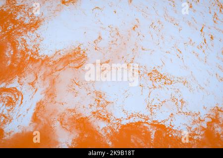 Orange feurig und weiß abstrakt verschwommener Hintergrund Stockfoto