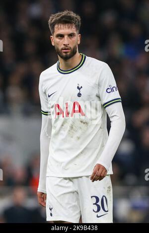 London, Großbritannien. 26. Oktober 2022. Rodrigo Bentancur #30 von Tottenham Hotspur während des UEFA Champions League-Spiels Tottenham Hotspur gegen Sporting Lisbon im Tottenham Hotspur Stadium, London, Vereinigtes Königreich, 26.. Oktober 2022 (Foto von Arron Gent/News Images) Credit: News Images LTD/Alamy Live News Stockfoto